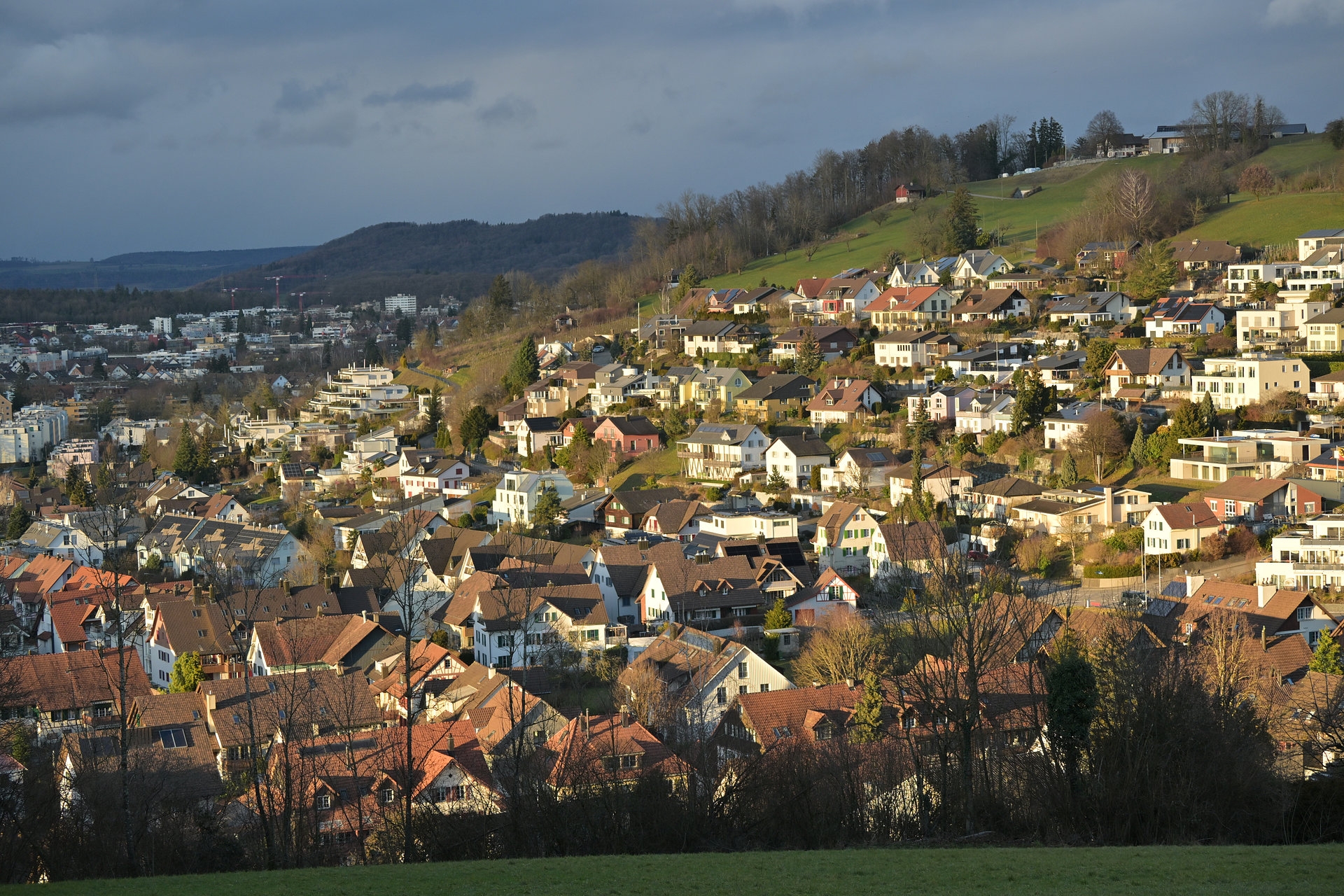 Nikon Z50II, Nikkor Z DX 50-250mm f/4.5-6.3 VR, Brennweite 75 mm, M, f/6.3, 1/200 sec., ISO 180, WB Wolken, PP Neutral. Ein Dorf geniest die Januarsonne.