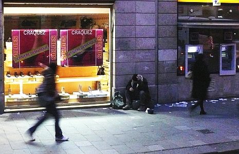Geschossen beim Eindunkeln aus dem fahrenden Bus mit Lumix FZ50. ca 100 mm Tele. Vollautomatik-Modus mit intelligenter Empfindlichkeitssteuerung. Bild rauscht rel. stark , ist aber recht scharf. Das Bildrauschen sieht der "analogen Körnigkeit" sehr ähnlich und verleiht dem Bild im Original zusätzlichen, düsteren Charaker.