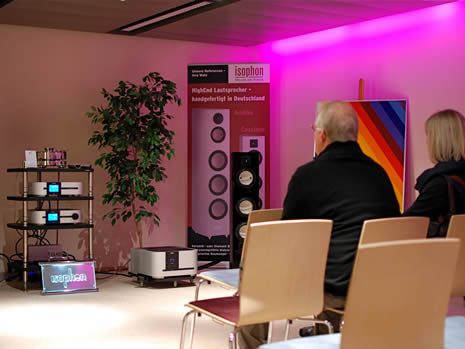 Nach langer Absenz wieder in der Schweiz: Die Isophon Lautsprecher aus Renningen. Einst die Vorzeigelautsprecher für Sound "Made In Germany" mit dem typischen Bandpass-Doppeltreiber im Tieftonbereich. An der High End Swiss angesteuert von kanadischen Classé Verstärkern.