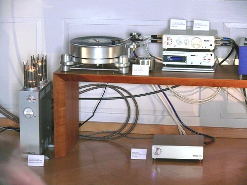 ... und im bekannten Nagra-Look kommt der neue, röhrenbestückte Vorverstärker PL-L daher. Der Plattenspieler stammt von Acoustic Solid und wird schlicht "Machine" genannt.