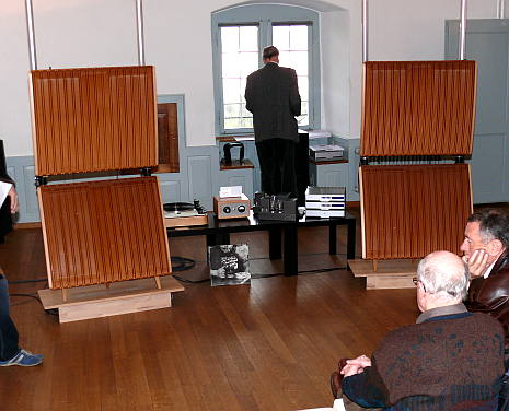 Der Klang dieser "Stacked Quads" war absolut sensationell...
Peter Walker, der Schöpfer der Quad Elelektrostaten, veröffentlichte im Audio Amateur 1978 folgenden Text:
"Another thing people like to do is to use two of our panels, one above the other. This is quite reasonable because it is really a strip source, you can extend the strip source without deteriorating anything. All you do is add 6dB at the bottom and 3 dB everywhere else. It gives you a louder sound, a more impressive sound. That's all right. Adding woofers has never been very good."