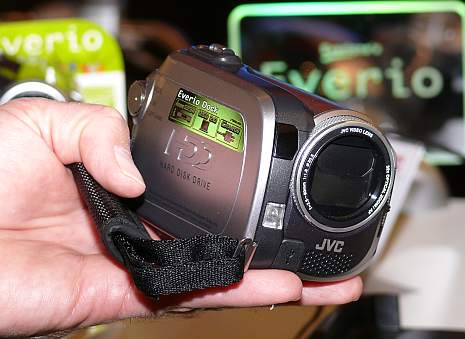 Platz für bis zu 50 Stunden Langzeitaufnahme und knapp 10'000 Fotos bieten die handlichen Everio-Camcorder mit 30 und 40 GB Festplatte. In MPEG-2 mit DVD-Qualität sind es immer noch 9 Stunden und 40 Minuten. Gleich sechs Modelle lanciert JVC diesen Frühling neu, fünf davon mit einer Docking-Station, die auch über einen Firewire-Ausgang verfügt. Damit können die Videos mit hoher Geschwindigkeit auf den Computer überspielt werden.