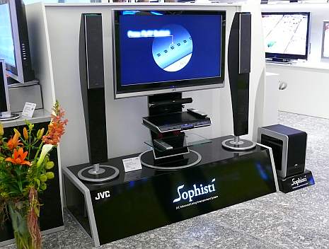 Das Sophisti DD-8 Heimkinosystem verfügt über JVC's "Front Surround Technology". Diese liefert auch ohne zusätzliche Lautsprecher für die hinteren Kanäle überzeugenden Raumklang. Eine weitere Besonderheit dieses Systems ist seine Netzwerkfähigkeit. Dank Media-Netzwerk-Player, HDMI-Schnittstellen und USB-Hosting kann der PC ins System einbezogen werden. Dadurch lässt sich die Anlage als Multimedia-Zentrale einsetzen. Die Übertragung von Bild- und Tondateien ab PC oder Laptop aus einem anderen Raum kann wahlweise per Kabel oder aber kabellos erfolgen. Das System kostet 2699 Franken.