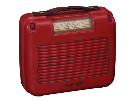 Grundig Boy aus dem Jahr 1949. Der erste portable Radioempfänger von Grundig. Der Namen entstand aus dem Resultat eines Wettbewerbs in der Zeitschrift "Funk Technik". 167000 Einsendungen zur Namensgebung gingen ein. 328 mal wurde der Name "BOY" vorgeschlagen - somit wurden unter diesen Einsendern die Gewinne im Anschluss ausgelost.
