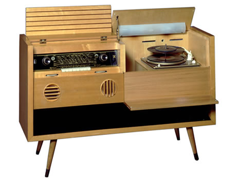 So stellte man sich Wohnintegration von Unterhaltungselektronik im Jahre 1955 vor. Der Musikschrank 7080 W/3 D wurde wegen seiner schrägen Füsschen auch "schräger Max" genannt. Zwei Klappen öffnen das Radio- und Phonoteil, ein 10-Platten-Wechsler ist selbstverständlich.