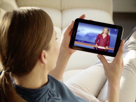 Warum nicht das aktuelle Fernsehbild auf ein Tablet übertragen und auf dem Balkon weiterschauen? Die Smart View App von Samsung ermöglicht drahlosen TV-Genuss so weit wie das Netzwerk reicht.
