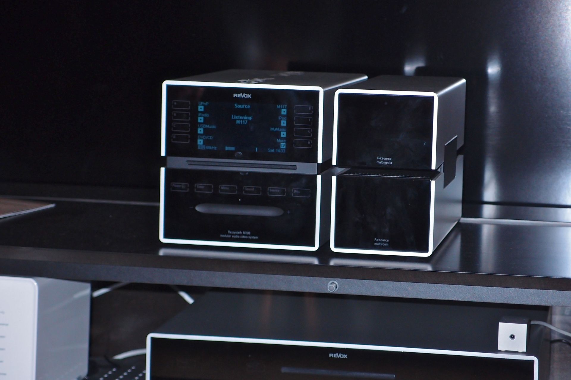 Zeitlose Eleganz bei Revox und dem modularen M100 System, das sich zu einem kompletten Multiroom-Setup ausbauen lässt.