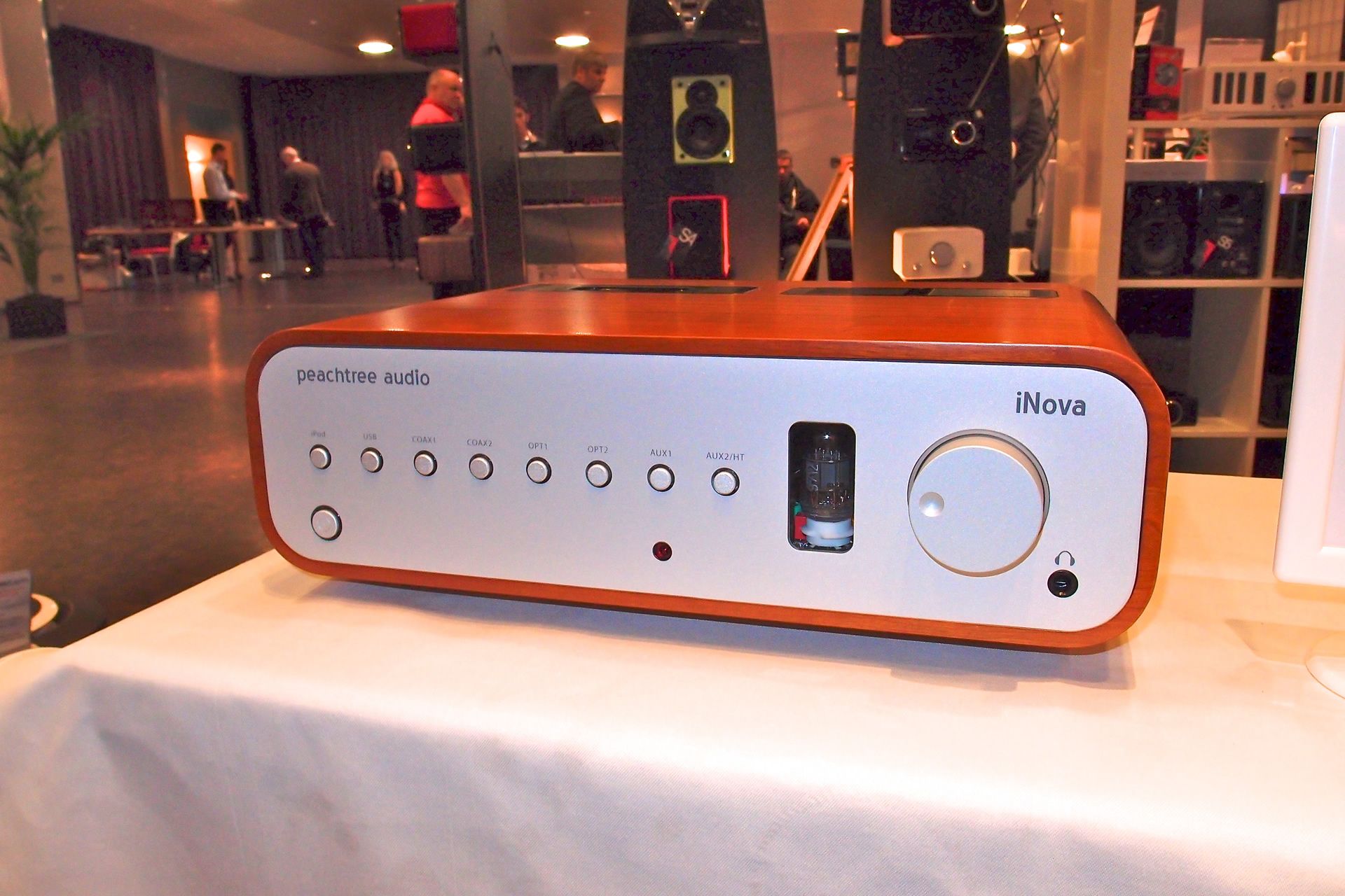 Fast schon ein Lifestyle: Preiswerter Verstärker vom Deutschen Hersteller Peachtree mit Röhrenvorstufe in Klass A. Der "Pfirsichbaum" lässt sich mit einem Sonos-Einschubmodul zum Netzwerk-Player erweitern.