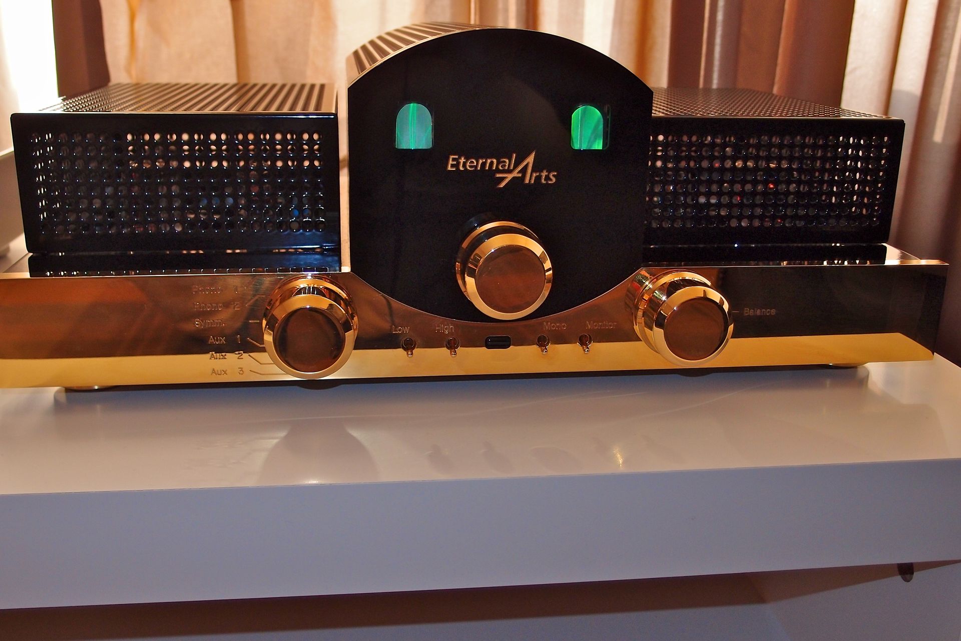 Eine Bereicherung für die Schweizer High End Audio Szene sind die Eternal Arts Produkte. Im Bild der durchgängig mit Röhren bestückte Vorverstärker FTP.
