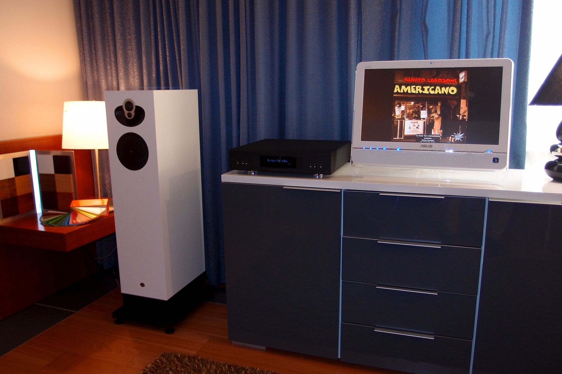 Linn setzt ganz auf einen zentralen Musikserver und Aktivlautsprecher. Eine moderne High End Audio Anlage wird so wohnraumfreundlich.