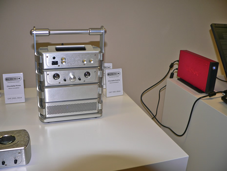 Einen anderen Weg geht der Englische Hersteller Chord. Die Musik wird auf einer austauschbaren, externen Netzwerk Harddisk gespeichert (in rot rechts). Die preiswerten Chord Chordette Mini-Komponenten verbinden sich übers Netzwerk und streamen die auf der Harddisk gespeicherte Musik.