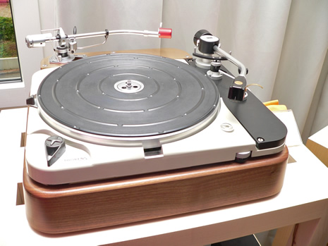 Retro HiFi auf die Spitze getrieben wird bei der Schweizer Firma Swissonor. Weit ab von der globalisierten Massenproduktion fertig man im Jura Upgrade-Kits für den legendären Thorens TD 124. Und ganz neu: Eine Replica des Thorens TP-14 Tonarms aus den frühen 60er Jahren.