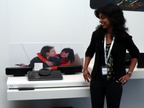 Reshmi Amarnath von Philips hat gut lachen. Das Design des neuen Ambisound HTS6515 Heimkinosystems dürfte gerade auch die weibliche Kundschaft überzeugen.