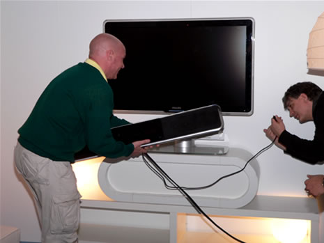 Das Ambisound System HTS8140 soll sich mit nur drei Kabelanschlüssen von jedem Mann und Frau in 5 Minuten zusammenstellen und mit dem Fernseher verbinden lassen. Zwei Schweizer Fachjournalisten mussten zum Nagelprobe antreten...
