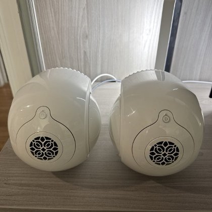 Zwei Devialet Phantom II 95 dB Iconic White Kopfhörer
