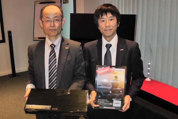 Kazuhiko Kouno, Chef-Ingenieur der Video Business Unit bei Panasonic (links im Bild), präsentiert zusammen mit Kazuya Tokumaru, Panasonic Consumer Marketing Division, den neuen UHD-Blu-ray-Player DMP-UB900.