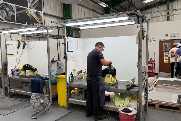 Aluminiumteile wie der Turbine-Head, das Hochtongehäuse oder die Metallkörbe der Treiber werden in einem externen Aluminiumwerk gegossen, mechanisch bearbeitet und in Worthing angeliefert.