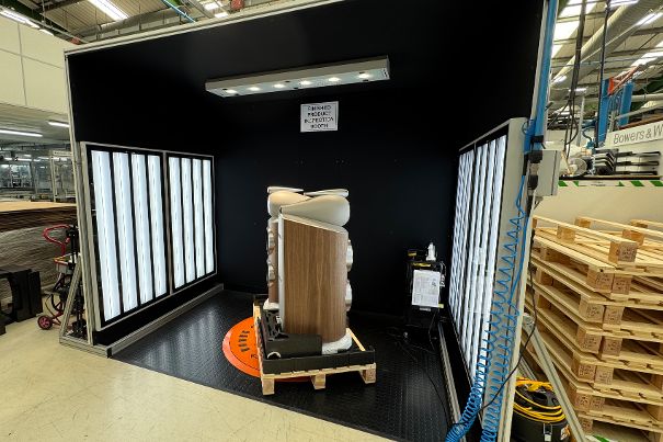 Nach erfolgreich bestandenem Akustiktest in der schalltoten Kammer kommt die optische Abnahme unter Oberflächenkontrollleuchten. Rundumkontrolle mit dem orangen Drehteller.