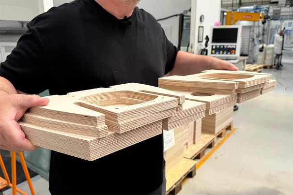 Die Matrixelemente werden ebenfalls aus Schichtholz gefertigt. Im Bild die Einzelteile vor dem Einbau ins Gehäuse.