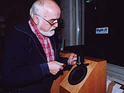 Hans Dürrenmatt bei der Bestückung eines Heil Aulos Lautsprechers
