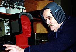 Martin Dürrentmatt mit seinem ersten selbst produzierten Hörer, dem Jecklin Float (auf rotem Dummy) und dem neusten Ergo AMT.