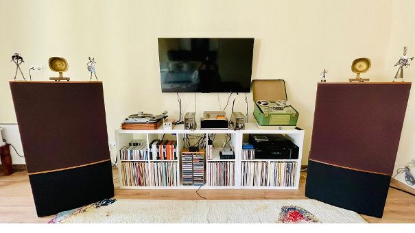 Übersichtliche Musikbibliothek: Schallplatten, CDs und Spulentonbänder.