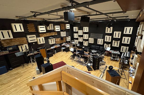 Die zahlreichen Aktivlautsprecher an den Wänden und an der Decke dienen der Raumsimulation und für Mehrkanalprojekte (z. B. Atmos).