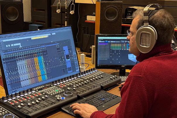 Die Produktionsmethode entscheidet! Ein auf klassische Musik spezialisiertes Tonstudio, das mehrheitlich Aufnahmen in Kirchen oder Konzertsälen realisiert, benötigt weniger Hardware, da massiv weniger mit Tonmanipulation und Effekten gearbeitet wird.