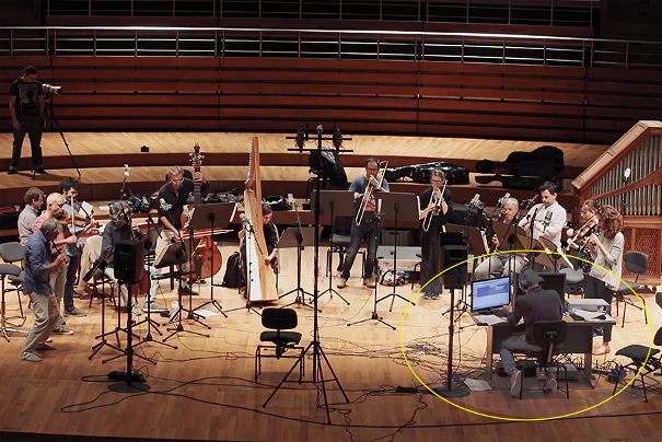 Noir bevorzugt die Nähe zum Orchester und Dirigenten, da dies eine wesentlich intensivere und direktere Kommunikation ermöglicht als abgeschottet in einem Regieraum und mit Talkback-Mikro.