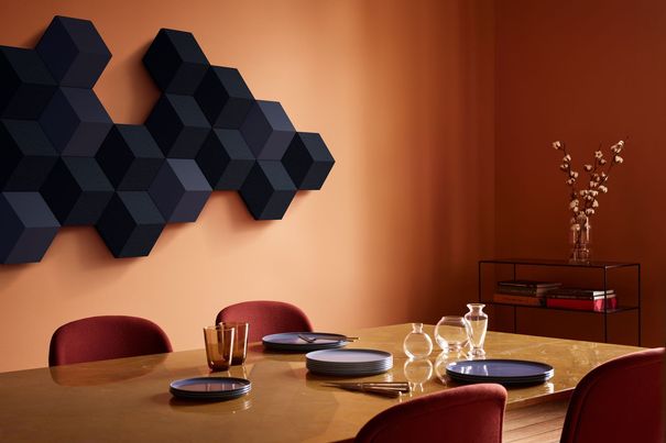 Beosound Shape ist klingende Kunst an der Wand, bestehend aus Elementen, die Lautsprecher, Verstärker oder Akustikelemente sind. 