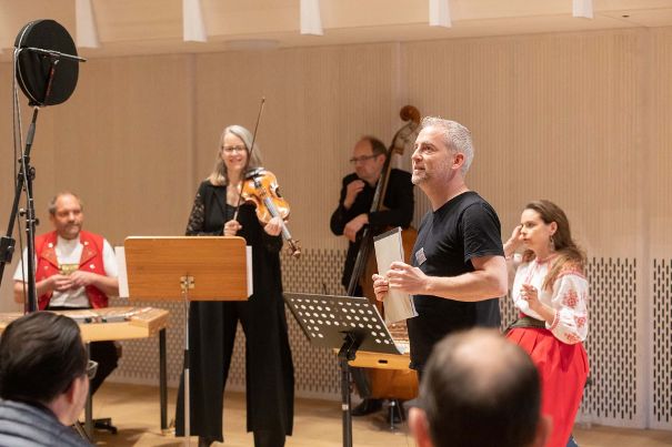 Jecklin-Scheibe mit zwei Mikrofonen.