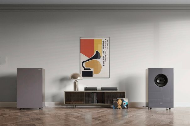 Den schlichten Quader gibts in unterschiedlichsten Materialien und von diversen Herstellern – zum Beispiel vom Schweizer Hersteller Zeiler Audio.