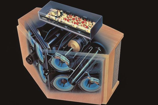 Die berühmte 901. Acht Breitbandchassis strahlen in definierten Winkeln nach hinten in einem Breitbandchassis, das nach vorn abstrahlt. Der Equalizer linearisierte Bässe und Höhen.