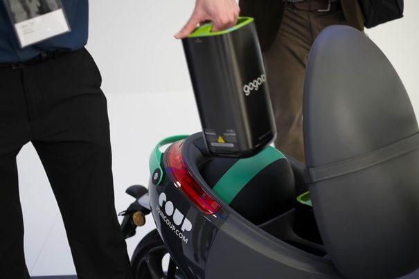 Saubere Mobilität in Städten mit viel Verkehr: Mit Batterietechnologie von Panasonic werden die 200 Elektro-Motorroller eines Scooter-Sharing-Unternehmens bestückt. 