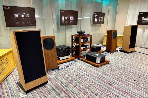 Die Tenner & Friedel Isis, links und rechts aussen, sind klanglich und optisch ein Statement