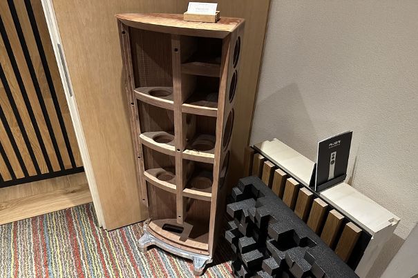 Auer Lautsprecher mit verstrebtem Gehäuse aus Panzerholz.