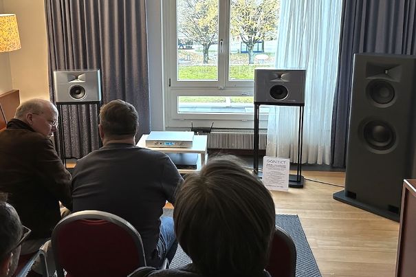 Akkurate Räumlichkeit mit den GGNTKT-Model-Aktivlautsprechern. Rechts die M3, welche leider im kleinen Raum nur zur Ansicht war.