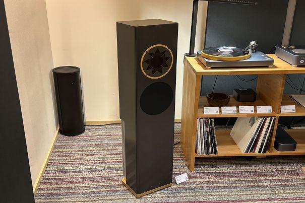 Manger S1, vorgeführt mit EMT-Plattenspieler. In der Ecke die aktive Bassfalle von PSI Audio.