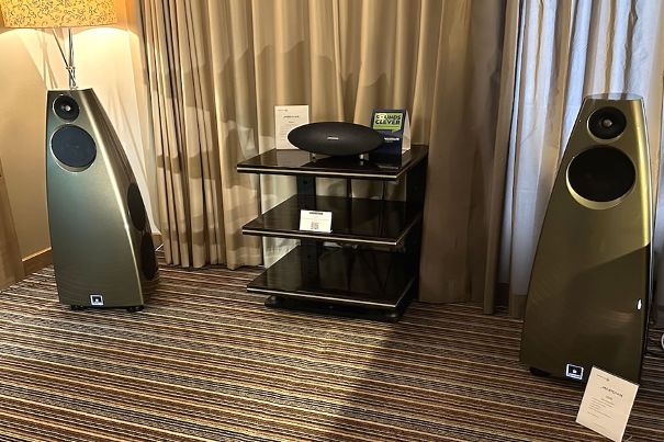 Meridian DSP9: Skulpturales Design mit optimierten Innenräumen und ausgeklügelter Signalführung für hohe Klangtreue bei kompakter Bauweise. Aktive Lautsprecher mit integrierter DSP-Technologie aus jahrelanger Entwicklungsarbeit.