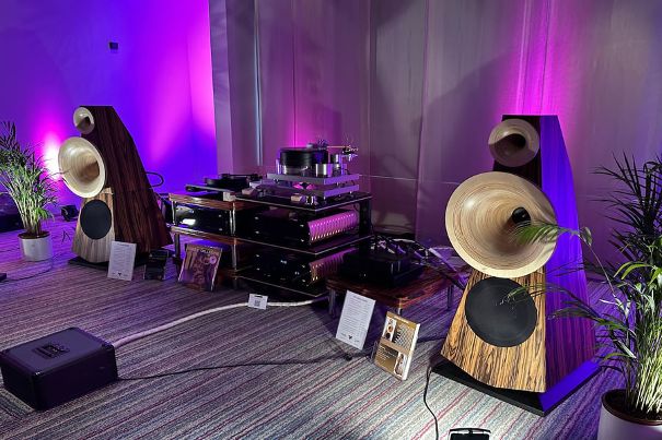 Odeon-Hornlautsprecher farbig in Szene gesetzt.