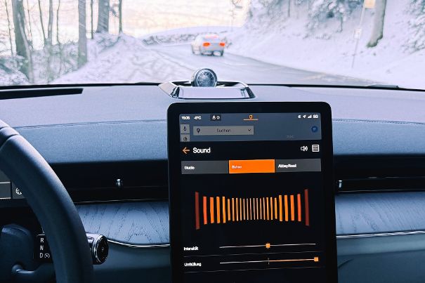 Der anpassbare Bühnen-Klangeffekt verwandelt Stereo-Aufnahmen in Surround-Klänge.