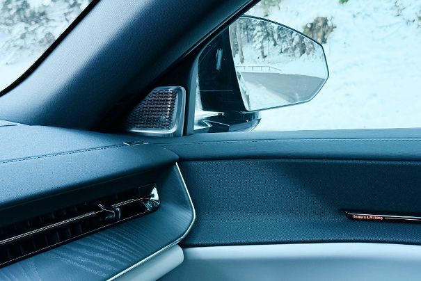 Die Hochtöner der Vordertüren sitzen in den Spiegeldreiecken hinter edlen Aluminium-Blenden.