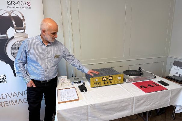 Der Pawel Acoustics EMT JPA 66 MK3 mit seinem stolzen Schöpfer Harry Pawel. (Foto: Stefan Schickedanz)