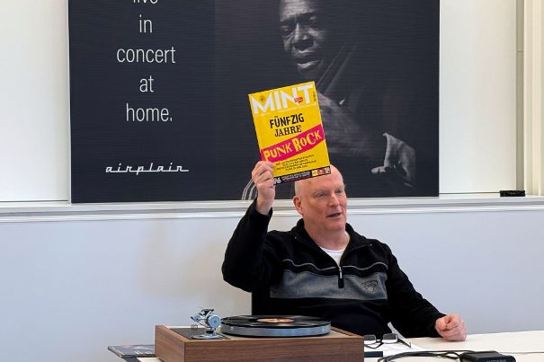 HiFi-Journalist Lothar Brandt war mit seinem Vinyl-Kultur-Vortrag voll in seinem Element. (Foto: Stefan Schickedanz)
