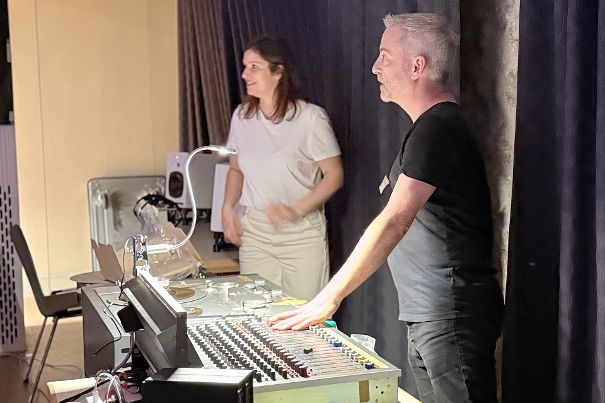 … und beim anschliessenden Abhören mit Studio- und Live-Sound-Engineer Ralph Zünd im Landenberg-Konzertsaal. (Foto: Stefan Schickedanz)