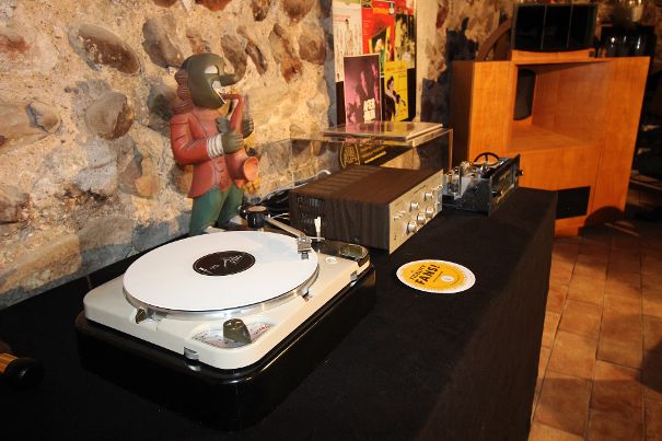Im Analog Bistro der AAA durften Vinyl-Liebhaber auf Wunsch ihre eigens mitgebrachten Scheiben hören – stilgerecht über einen (modifizierten) Thorens TD-124.