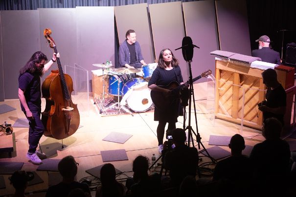 Auch dieses Jahr waren die Landenberg Sessions ein Publikumsmagnet. Hier die Darbietung der Luzerner Singer-Songwriterin Heidi Happy mit Trio.