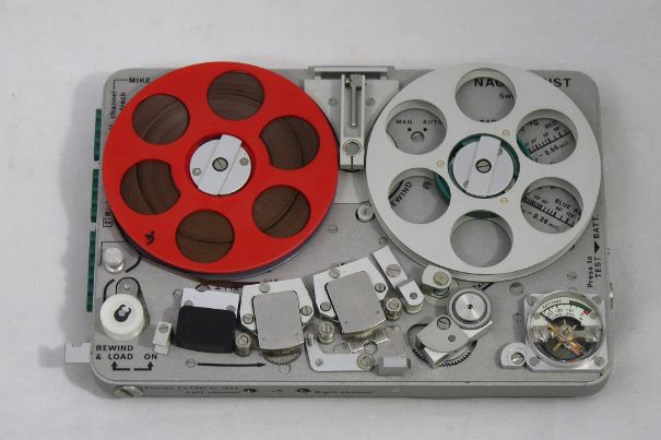 Der Nagra SN, 1965 entwickelt, beeindruckte durch seine kompakte Bauweise und Aufnahmequalität. Ursprünglich für Geheimdienste konzipiert, fand er schnell seinen Platz in Film und Fernsehen.