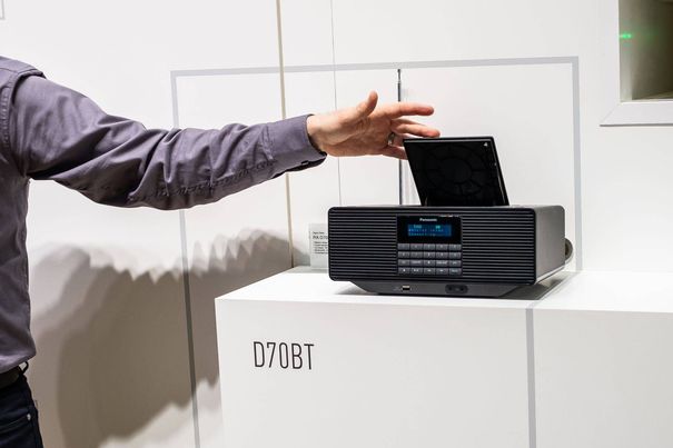 Das kompakte Multitalent D70BT spielt DAB+, CDs, Bluetooth usw. vollmundig in Stereo und lässt sich einfach bedienen.