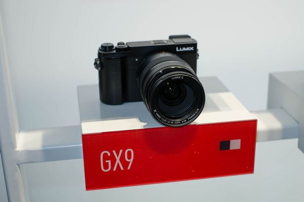 Die neue DC-GX9-DSLM-Systemkamera folgt punkto Design den klassischen Kameras. Sie vereint beste Bildqualität, komfortable Bedienung und 4K-Videofunktionen.